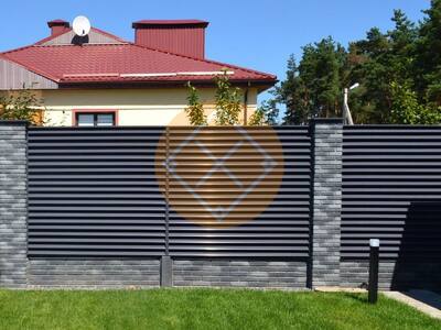 Забор для загородного дома с заполнением горизонтальным профнастилом