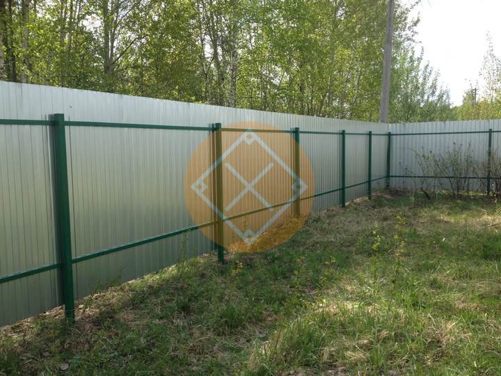 забор из оцинкованного профилированного листа