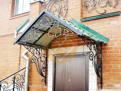 Козырек из металлочерепицы с двускатной крышей