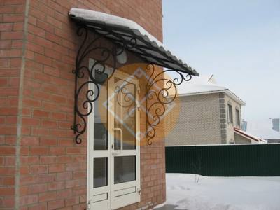 Козырек с металлочерепицей и односкатной крышей