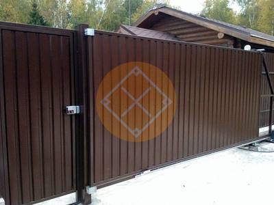 Откатные металлические ворота с профнастилом и калиткой