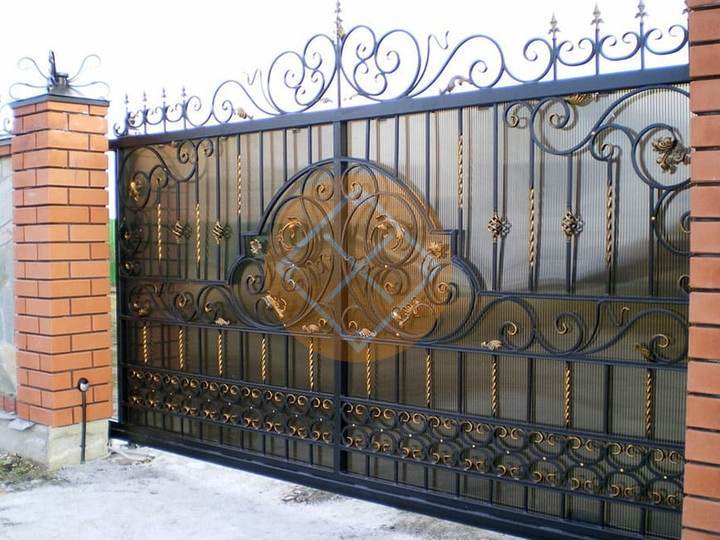 кованые откатные ворота с поликарбонатом