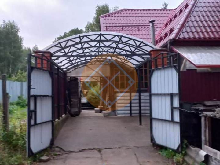 металлический навес к дому с арочной крышей из сотового поликарбоната