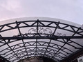 навес к дому с арочной крышей и ковкой